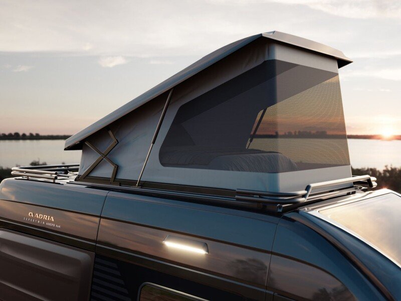 POP-TOP (PTR) MODELLEN bieden extra accommodatie met een slaapcompartiment van 200 x 125 cm, gemakkelijk toegankelijk met een interne ladder. De pop-top past bij het exterieur en is perfect geïntegreerd met het dak en het vergrendelingsmechanisme wanneer 