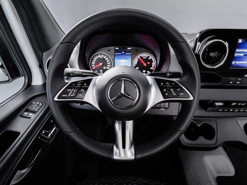 Premium comfort Mercedes-Benz cockpit, met MBUX en een reeks verbeterde rij- en veiligheidshulpmiddelen voor eenvoudiger en aangenamer rijden. Met zeer geavanceerde functies zoals Active Brake Assist, achteruitkijkcamera, multimedia-touchscreenbediening e